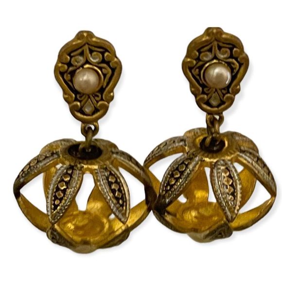Vintage Jewelry - VINTAGE screwback dangle earrings